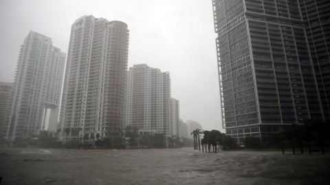 El nivel del agua sube en Miami al paso del hurac&aacute;n Irma