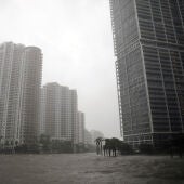 El nivel del agua sube en Miami al paso del huracán Irma