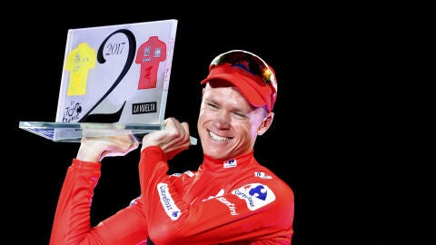 Chris Froome, con el trofeo de campe&oacute;n de la Vuelta a Espa&ntilde;a