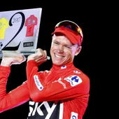 Chris Froome, con el trofeo de campeón de la Vuelta a España Chris Froome, con el trofeo de campeón de la Vuelta a España