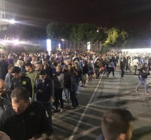 Aficionados votando por la censura de Bartomeu Aficionados votando por la censura de Bartomeu