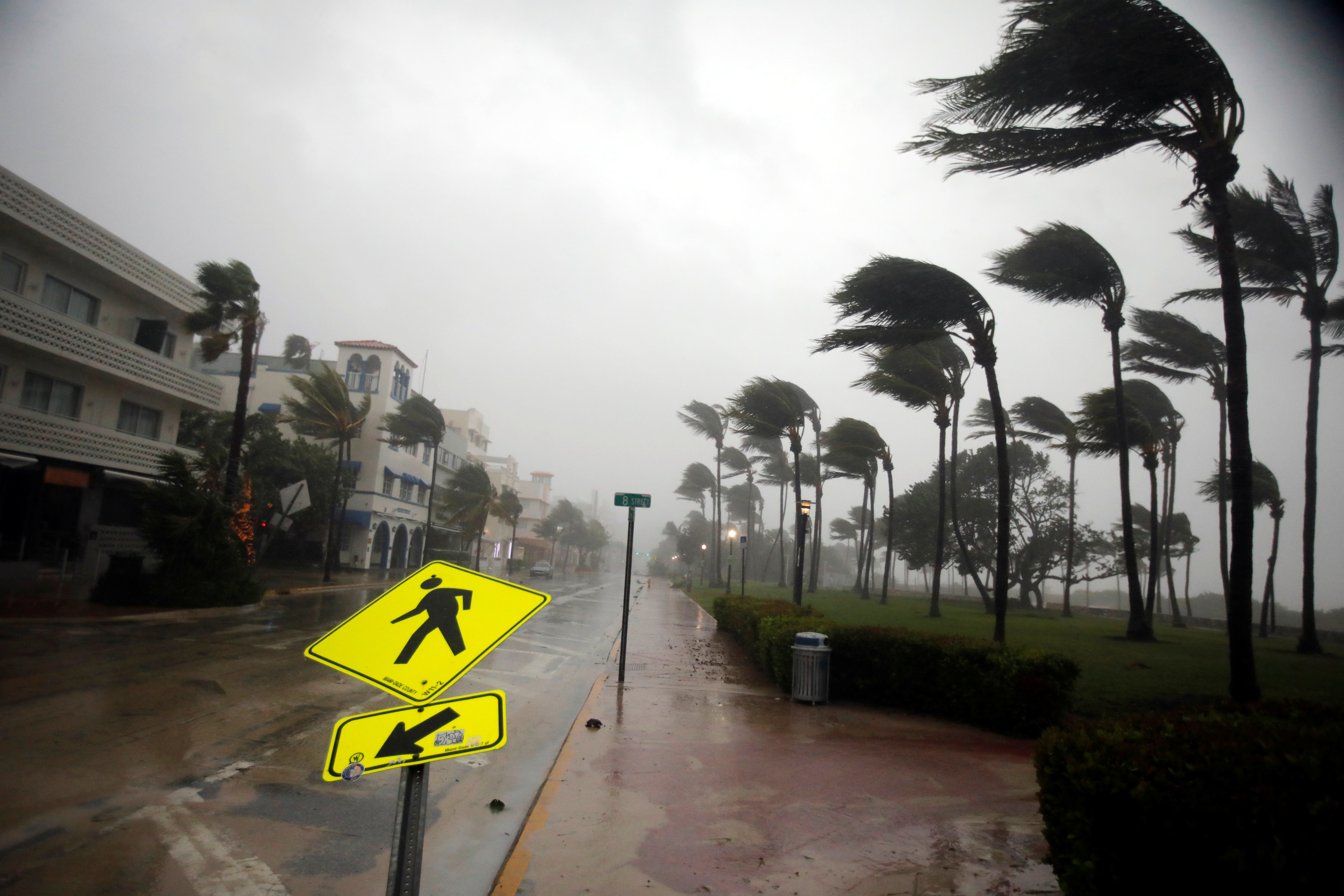 Guillermo Fesser: "Trump vuelve a negar el calentamiento global en su visita a Florida por el huracán Irma" Guillermo Fesser: "Trump vuelve a negar el calentamiento global en su visita a Florida por el huracán Irma"