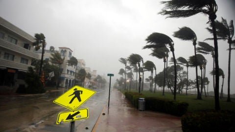 Viento fuerte es visto a lo largo de Ocean Drive en South Beach mientras el hurac&aacute;n Irma llega al sur de Florida, en Miami Beach, Florida
