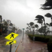 Viento fuerte es visto a lo largo de Ocean Drive en South Beach mientras el huracán Irma llega al sur de Florida, en Miami Beach, Florida