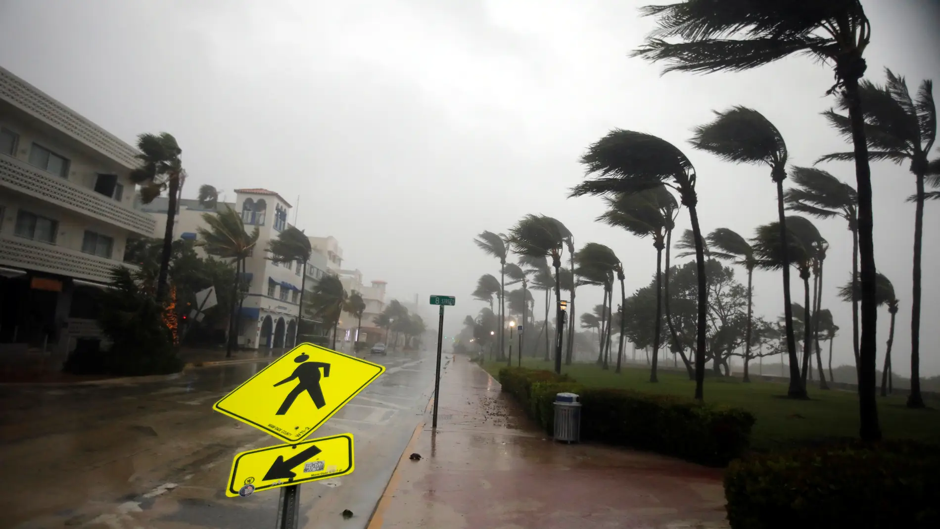 Viento fuerte es visto a lo largo de Ocean Drive en South Beach mientras el huracán Irma llega al sur de Florida, en Miami Beach, Florida