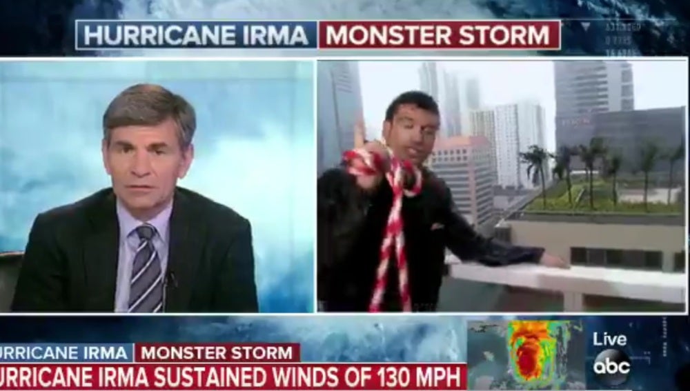 Instantánea del reportero estadounidense atado para protegerse del Huracán Irma.