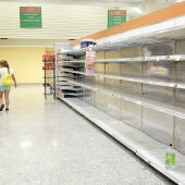 Supermercado con estantes vacíos