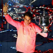 Rafa Nadal, con el trofeo de campeón del US Open en la mano