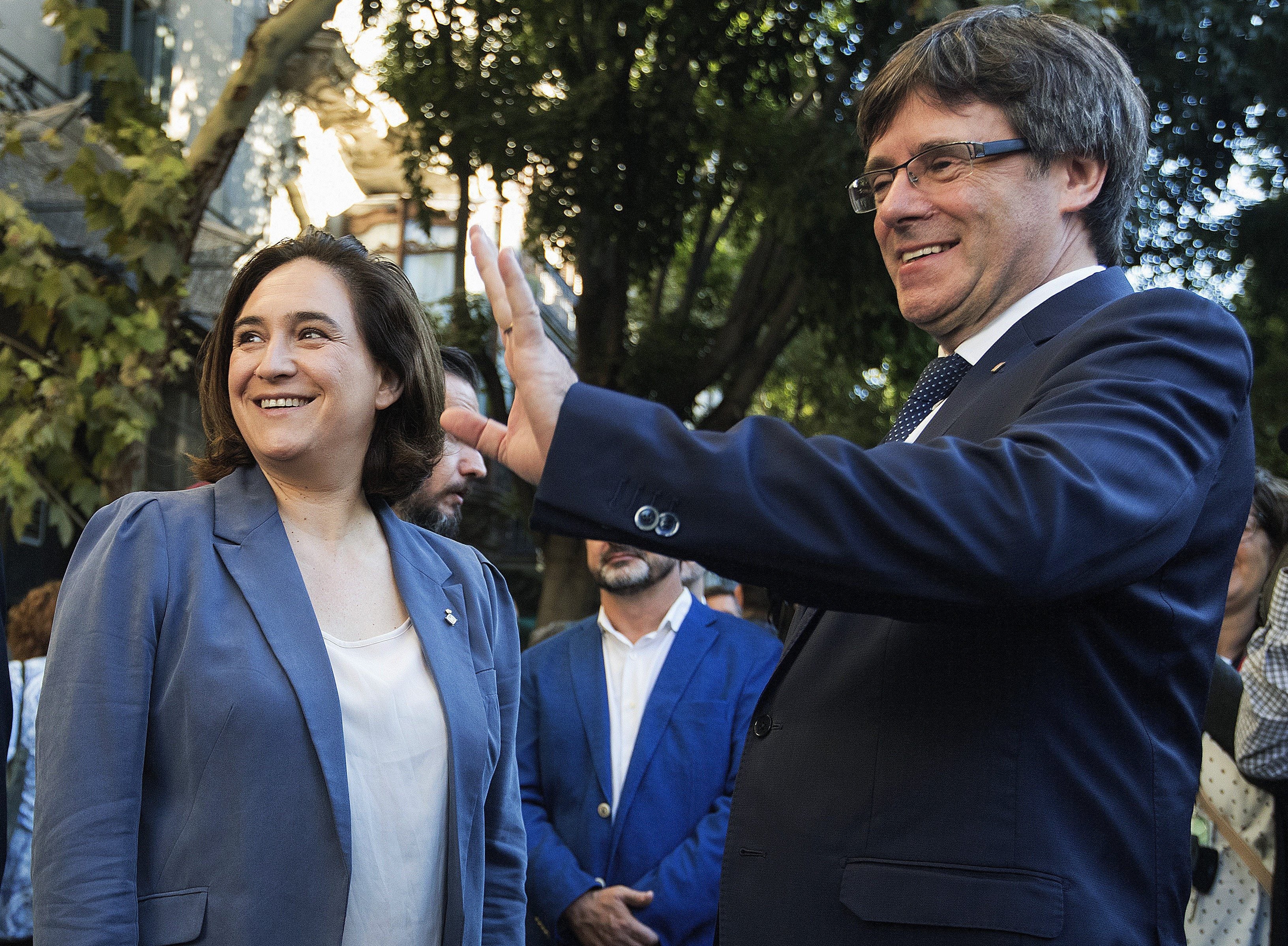Colau: "Un Estado incapaz de dialogar, persigue e intimida a los alcaldes catalanes" Colau: "Un Estado incapaz de dialogar, persigue e intimida a los alcaldes catalanes"