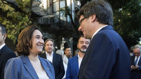 El presidente de la Generalitat, Carles Puigdemont, conversa con la alcaldesa de Barcelona, Ada Colau