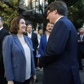El presidente de la Generalitat, Carles Puigdemont, conversa con la alcaldesa de Barcelona, Ada Colau