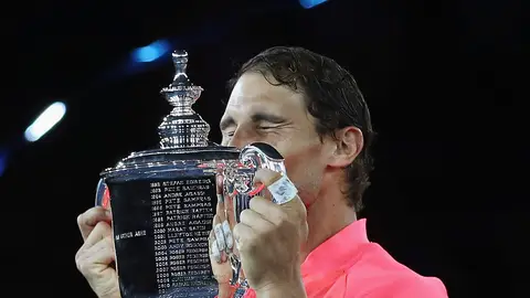 Rafa Nadal besa su tercer trofeo de campeón del US Open Rafa Nadal besa su tercer trofeo de campeón del US Open