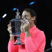 Rafa Nadal besa su tercer trofeo de campeón del US Open
