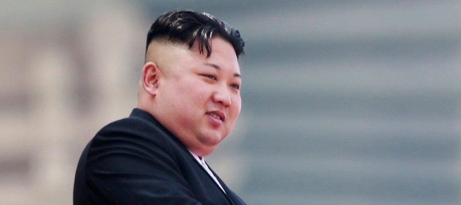 Fotografía de archivo que muestra al líder norcoreano Kim Jong-un mientras aplaude desde un balcón durante un desfile Fotografía de archivo que muestra al líder norcoreano Kim Jong-un mientras aplaude desde un balcón durante un desfile