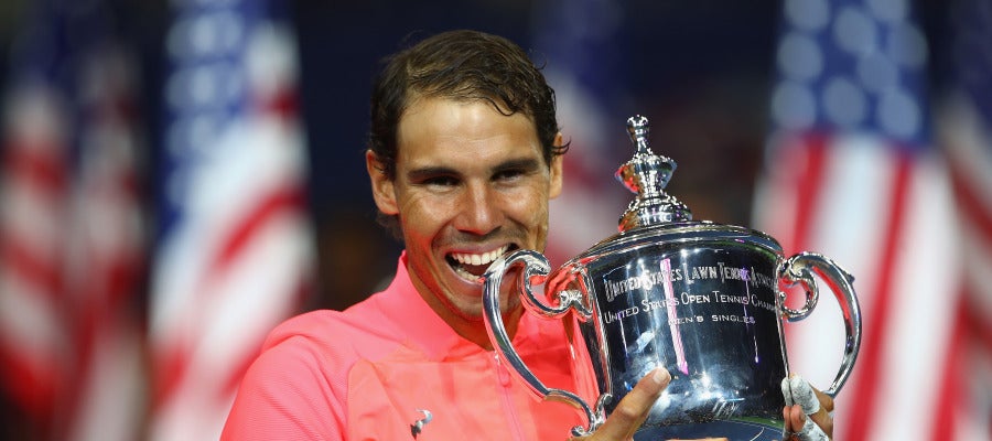 Rafa Nadal muerde su 16º Grand Slam, el trofeo de campeón del US Open Rafa Nadal muerde su 16º Grand Slam, el trofeo de campeón del US Open