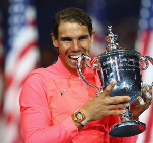Rafa Nadal muerde su 16º Grand Slam, el trofeo de campeón del US Open Rafa Nadal muerde su 16º Grand Slam, el trofeo de campeón del US Open