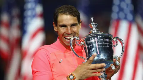 Rafa Nadal muerde su 16º Grand Slam, el trofeo de campeón del US Open Rafa Nadal muerde su 16º Grand Slam, el trofeo de campeón del US Open