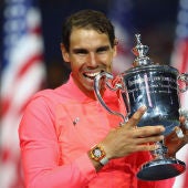 Rafa Nadal muerde su 16º Grand Slam, el trofeo de campeón del US Open