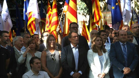 El expresident de la Generalitat Artur Mas junto a los dirigentes del PDECAT, Marta Pascal y David Bonvehi, con el dirigente Andoni Ortuzar del PNV, en la ofrenda floral del PDECAT al monumento de Rafael Casanova con motivo de la celebraci&oacute;n de la Diada