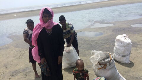 Una familia de refugiados rohiny&aacute;s