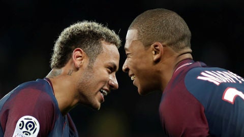 Neymar y Mbapp&eacute; celebrando el gol del PSG