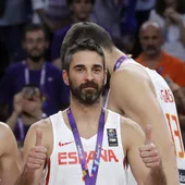 Juan Carlos Navarro celebra el bronce logrado en el Eurobasket Juan Carlos Navarro celebra el bronce logrado en el Eurobasket