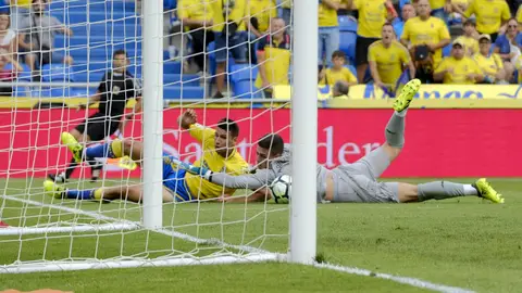 Calleri intenta batir a Kepa Calleri intenta batir a Kepa