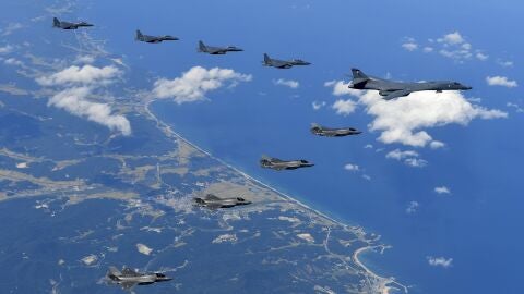 Cazas surcoreanos, bombarderos estrat&eacute;gicos estadounidenses y cazas sobrevuelan la pen&iacute;nsula coreana durante una misi&oacute;n de simulacro de bombardeo en Pilseung, provincia de Gangwon, Corea del Sur. 