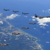 Cazas surcoreanos, bombarderos estratégicos estadounidenses y cazas sobrevuelan la península coreana durante una misión de simulacro de bombardeo en Pilseung, provincia de Gangwon, Corea del Sur. 