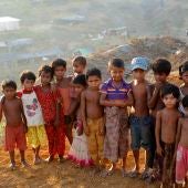 Un grupo de niños de la etnia musulmana rohinyá posan en un campamento de refugiados