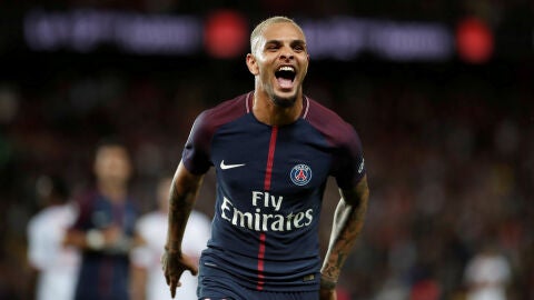 Kurzawa en un partido con el PSG