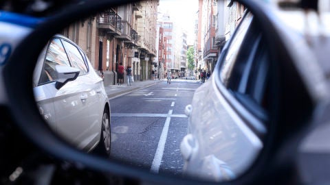 La parte trasera de un coche