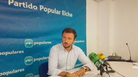 Pablo Ruz en la sede del PP de Elche