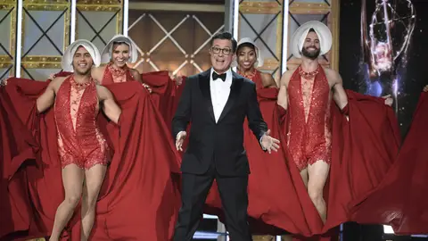 Stephen Colbert en el número musical de los Emmy Gala de los premios Emmy