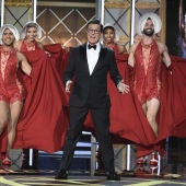 Stephen Colbert en el número musical de los Emmy