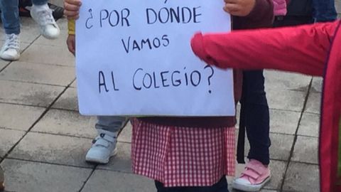 Protesta por la falta de transporte escolar p&uacute;blico en el barrio de Nuevo Roces
