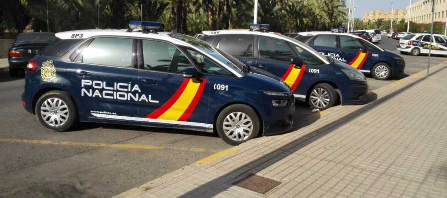 Coches de la Policía Nacional estacionados junto a la Comisaría de Elche Coches de la Policía Nacional estacionados junto a la Comisaría de Elche