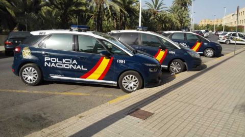 Coches de la Polic&iacute;a Nacional estacionados junto a la Comisar&iacute;a de Elche.