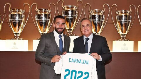 Dani Carvajal posa con Florentino P&eacute;rez en el acto de su renovaci&oacute;n