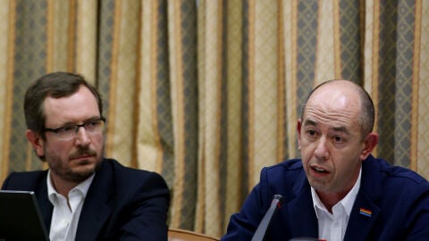El presidente de la Federaci&oacute;n Estatal de LGTB, Jes&uacute;s Gen&eacute;relo (d), durante su comparecencia el pasado mes de marzo ante la Comisi&oacute;n de Igualdad del Congreso, junto al vicepresidente primero de este &oacute;rgano parlamentario, el diputado del PP Javier Maroto