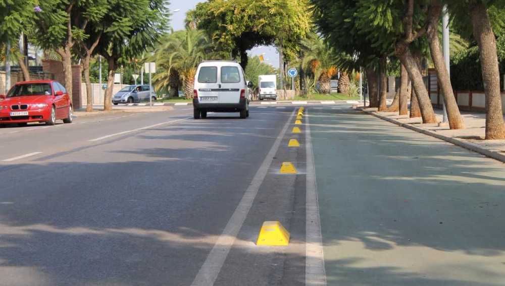 Imatge de les pilones grogues, més visible i amb l´escut de Vila-real imprés els elements ubicats en el carril bici. 