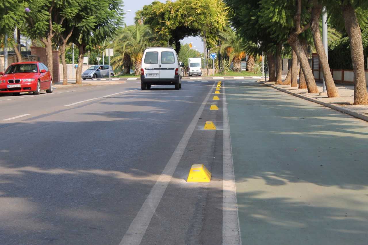 Una empresa de Vila-real instal•la en el carril bici del termet pilons més segurs Una empresa de Vila-real instal•la en el carril bici del termet pilons més segurs