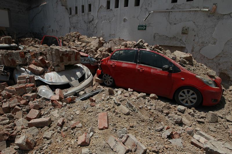 Afectado del terremoto de México: "Hay zonas donde la gente está ayudando a remover escombros para asistir las personas afectadas" Afectado del terremoto de México: "Hay zonas donde la gente está ayudando a remover escombros para asistir las personas afectadas"