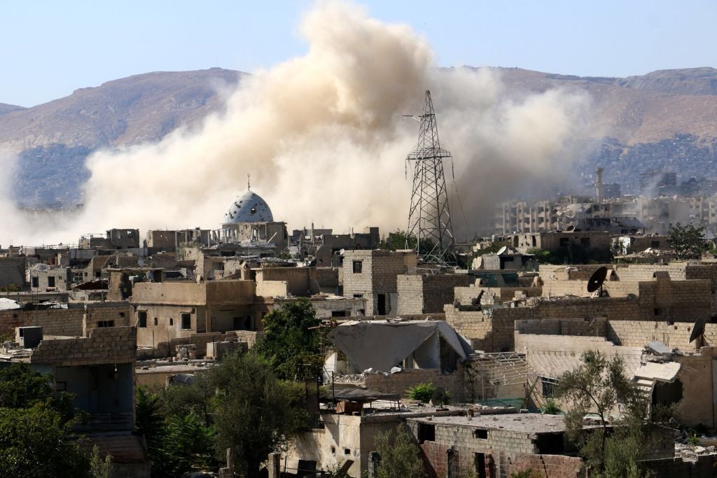 Al menos 10 muertos, la mayoría mujeres y niños, en el bombardeo a un albergue de esposas de yihadistas del Daesh Al menos 10 muertos, la mayoría mujeres y niños, en el bombardeo a un albergue de esposas de yihadistas del Daesh