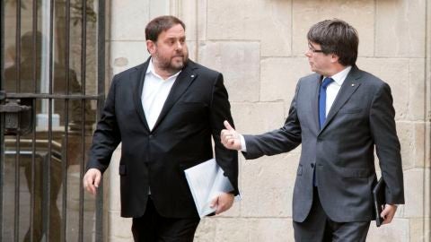 El presidente de la Generalitat, Carles Puigdemont, junto al vicepresidente, Oriol Junqueras