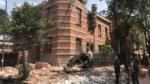Edificios da&ntilde;ados por el terremoto