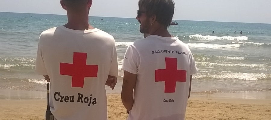 Dos socorristas en una playa Dos socorristas en una playa