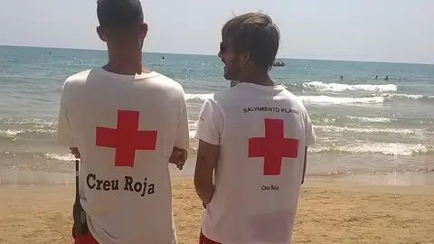 Dos socorristas en una playa PLAYAS CRUZ ROJA