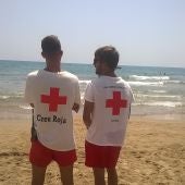 Dos socorristas en una playa