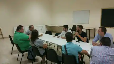 Momento de la reunión de los ediles de C's Elche con vecinos de Torrellano Momento de la reunión de los ediles de C's Elche con vecinos de Torrellano